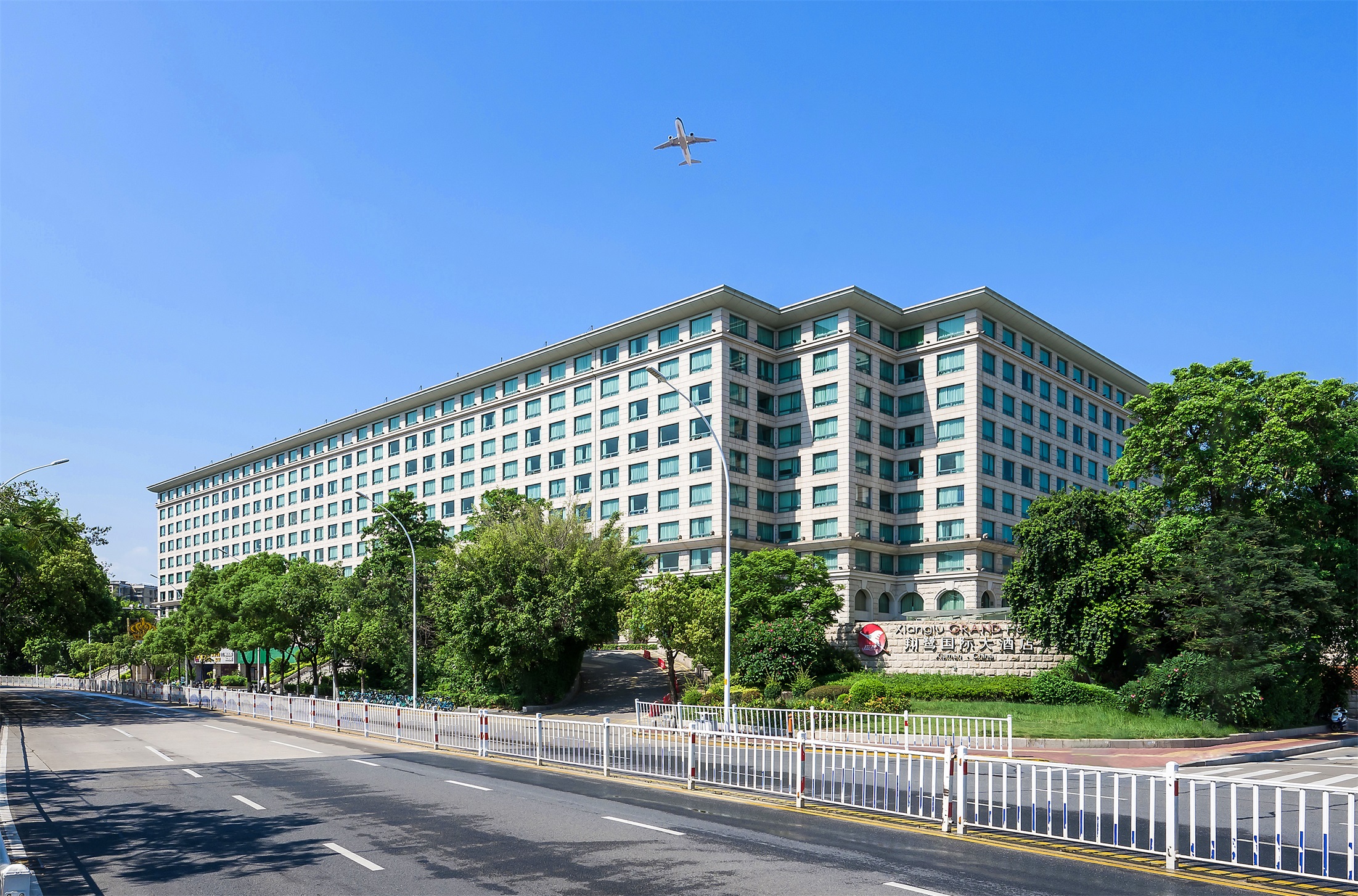 厦门翔鹭国际大酒店完整外观及入口名牌